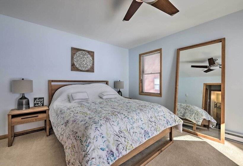 Large Deck + Resort Amenities: Lake Ariel Retreat