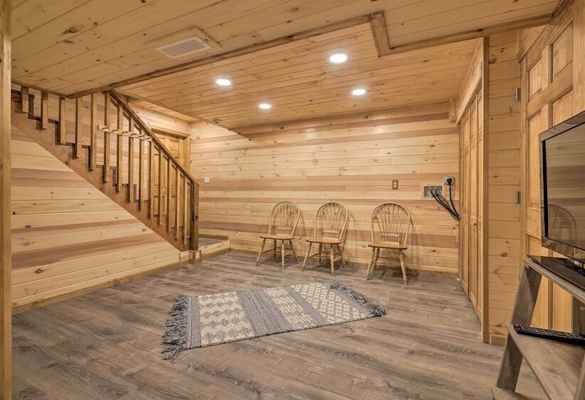 Large Deck + Resort Amenities: Lake Ariel Retreat