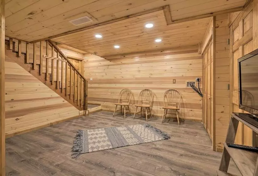 Large Deck + Resort Amenities: Lake Ariel Retreat