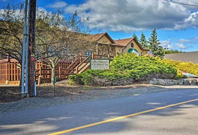 Large Deck + Resort Amenities: Lake Ariel Retreat