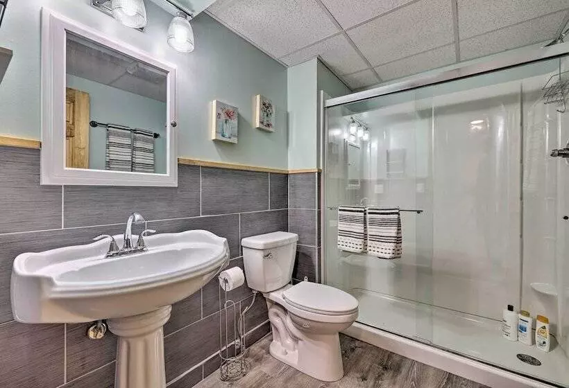 Large Deck + Resort Amenities: Lake Ariel Retreat