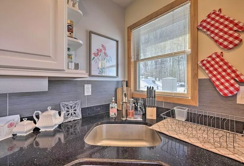 Large Deck + Resort Amenities: Lake Ariel Retreat