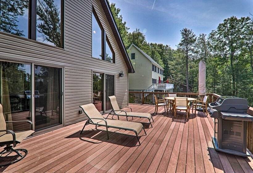 Large Deck + Resort Amenities: Lake Ariel Retreat