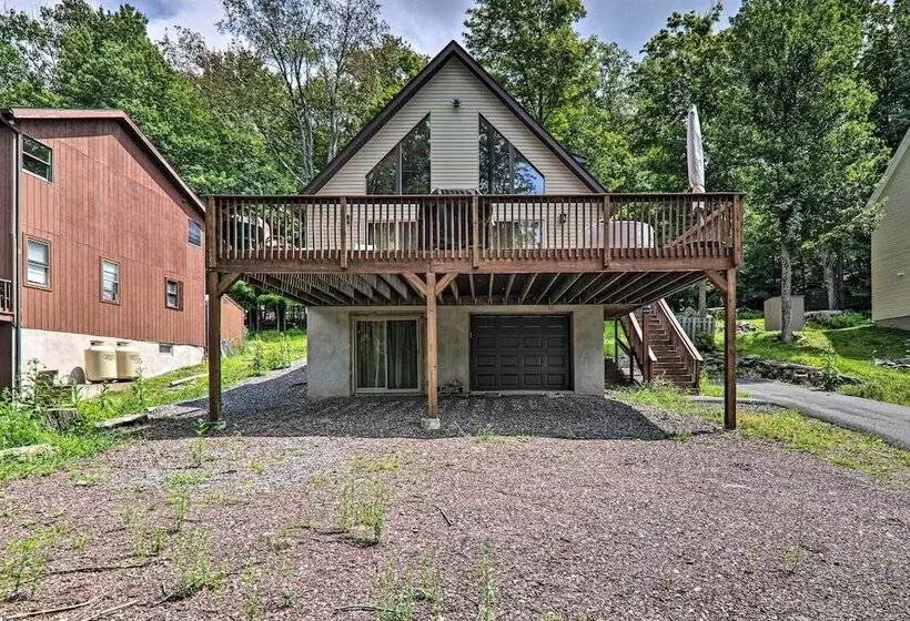 Large Deck + Resort Amenities: Lake Ariel Retreat