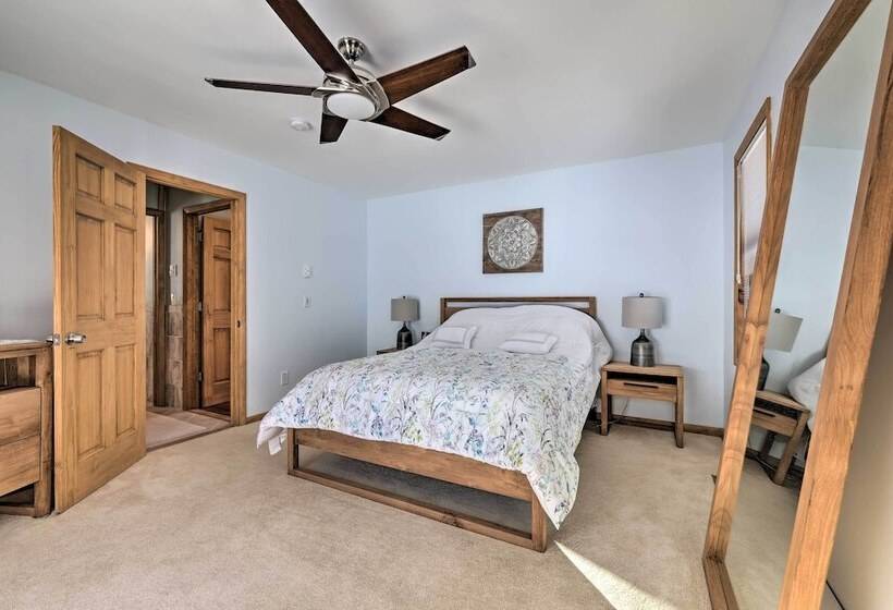 Large Deck + Resort Amenities: Lake Ariel Retreat