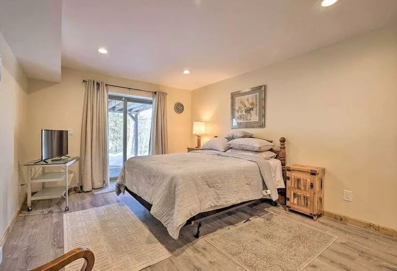 Large Deck + Resort Amenities: Lake Ariel Retreat