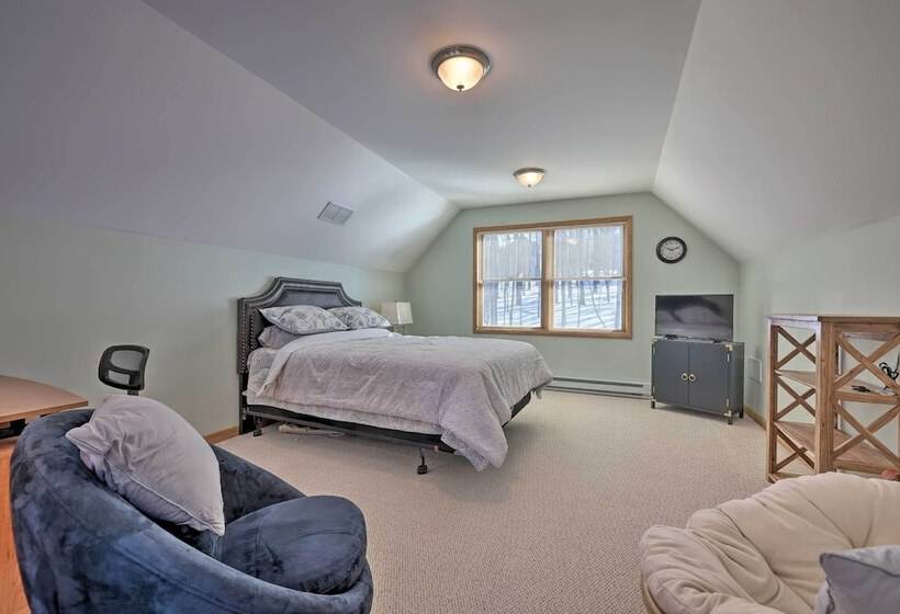 Large Deck + Resort Amenities: Lake Ariel Retreat