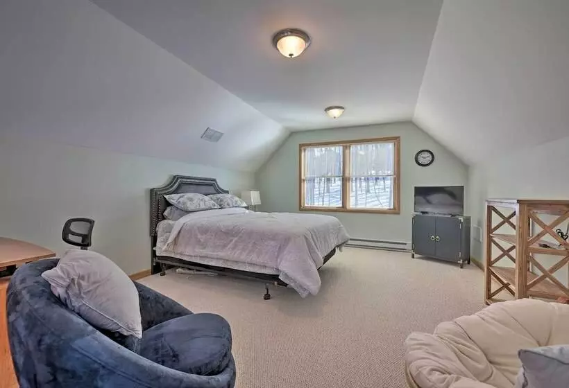 Large Deck + Resort Amenities: Lake Ariel Retreat