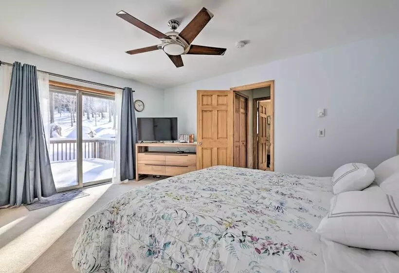 Large Deck + Resort Amenities: Lake Ariel Retreat