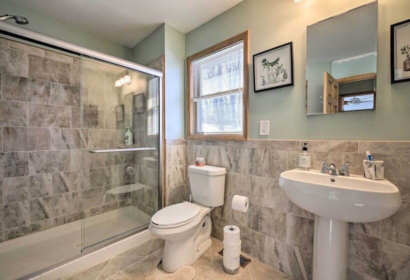 Large Deck + Resort Amenities: Lake Ariel Retreat