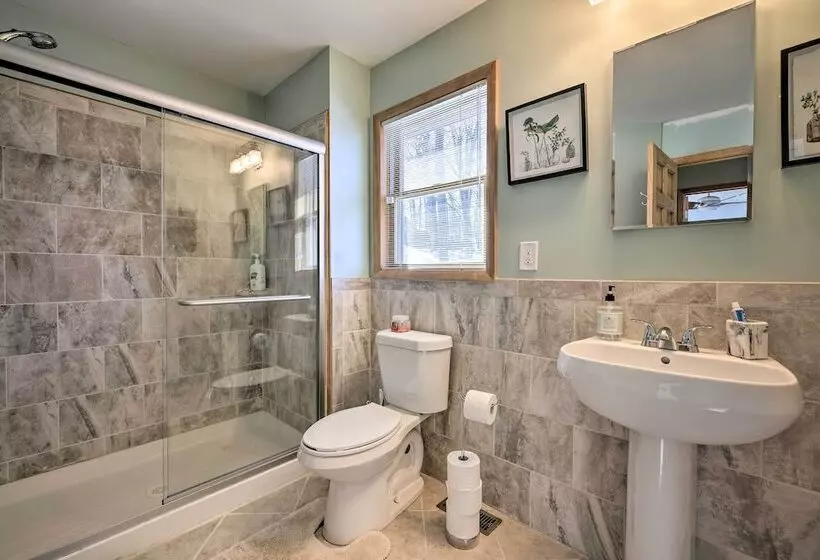 Large Deck + Resort Amenities: Lake Ariel Retreat