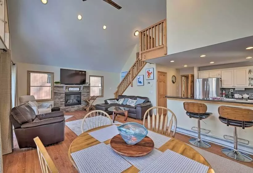 Large Deck + Resort Amenities: Lake Ariel Retreat