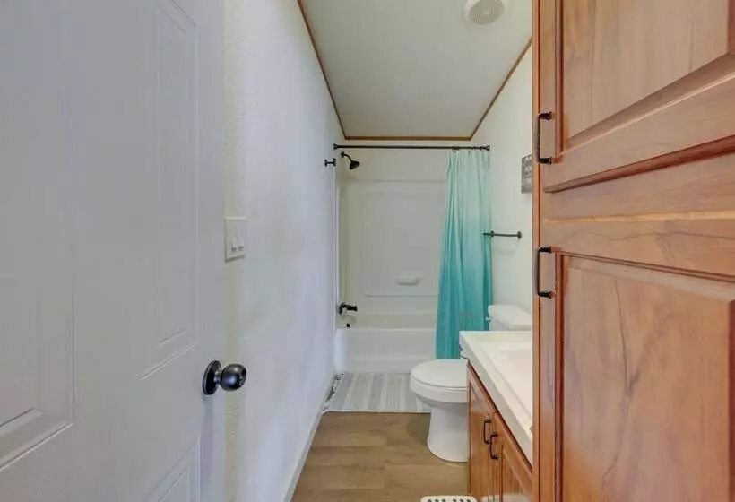 Lakefront Crockett Cabin W/ Boathouse & Kayaks!