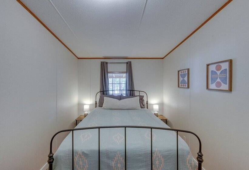 Lakefront Crockett Cabin W/ Boathouse & Kayaks!