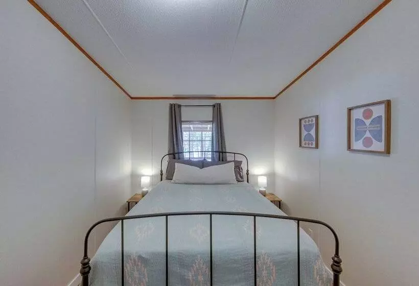 Lakefront Crockett Cabin W/ Boathouse & Kayaks!