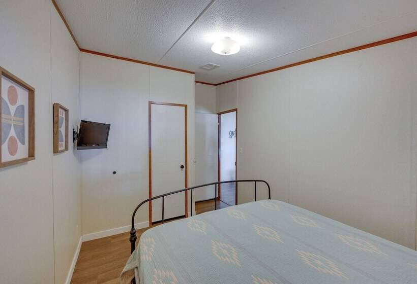 Lakefront Crockett Cabin W/ Boathouse & Kayaks!