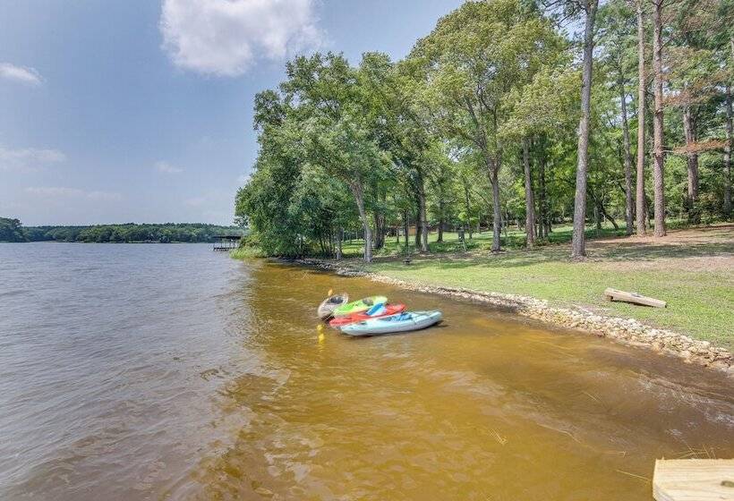 Lakefront Crockett Cabin W/ Boathouse & Kayaks!