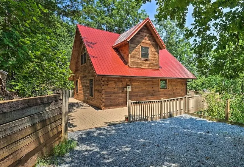 Deck + Game Room: Lakefront Landrum Cabin!