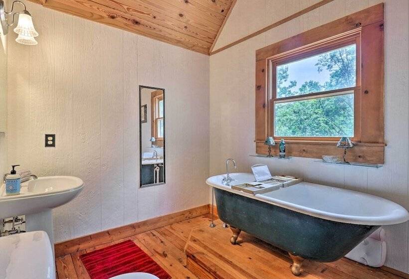 Deck + Game Room: Lakefront Landrum Cabin!