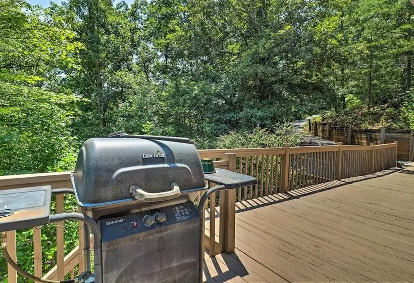 Deck + Game Room: Lakefront Landrum Cabin!