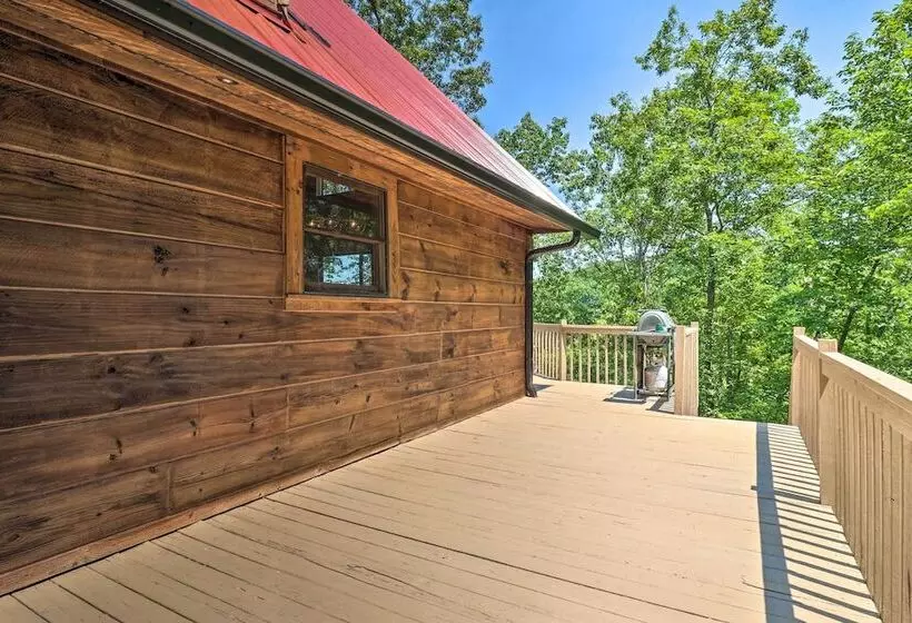 Deck + Game Room: Lakefront Landrum Cabin!