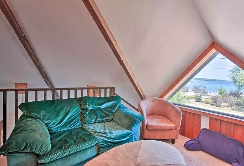 Lakefront  Manitou Cottage  < 1 Mi To Downtown!