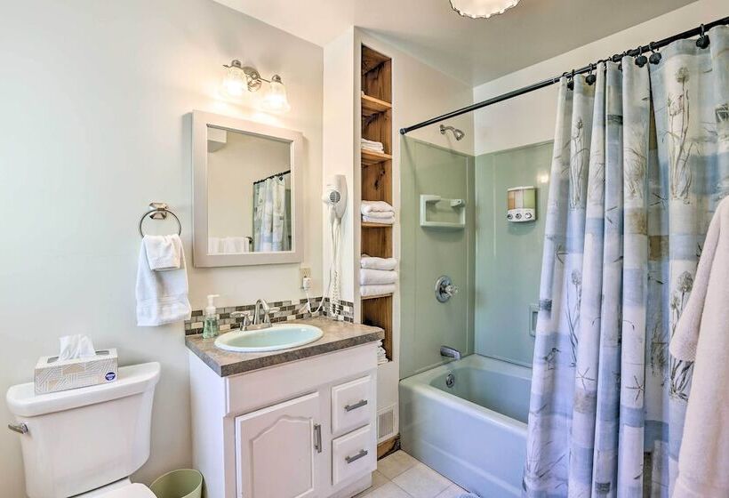 Lakefront Manitou Cottage < 1 Mi To Downtown!