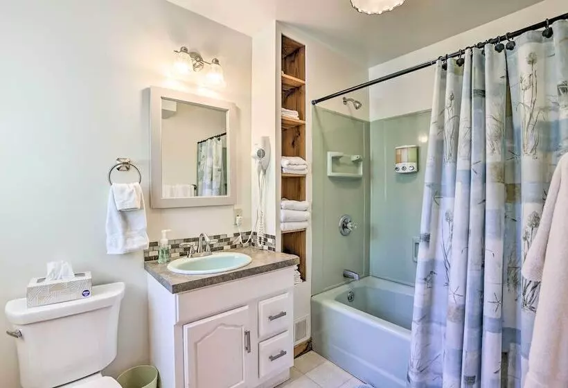 Lakefront  Manitou Cottage  < 1 Mi To Downtown!