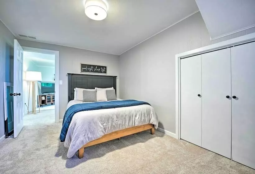 Modern Lake Michigan Home With 3 Lakefront Decks!