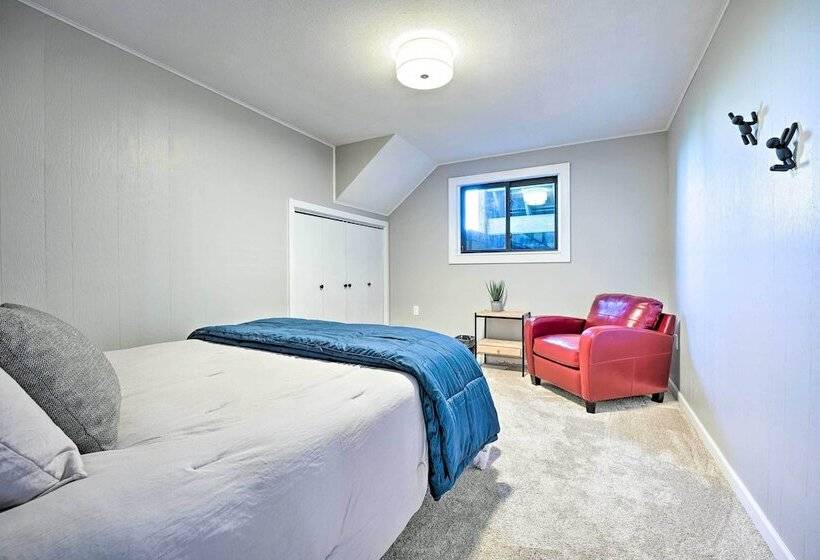 Modern Lake Michigan Home With 3 Lakefront Decks!