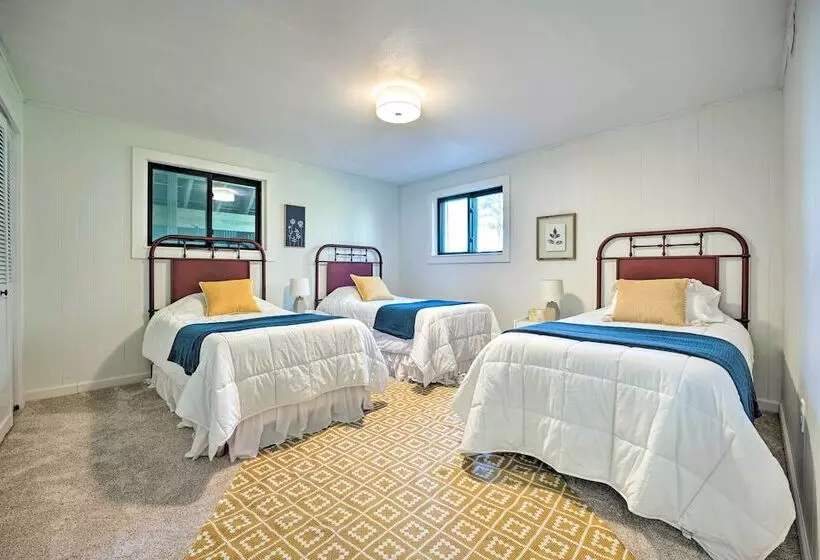 Modern Lake Michigan Home With 3 Lakefront Decks!