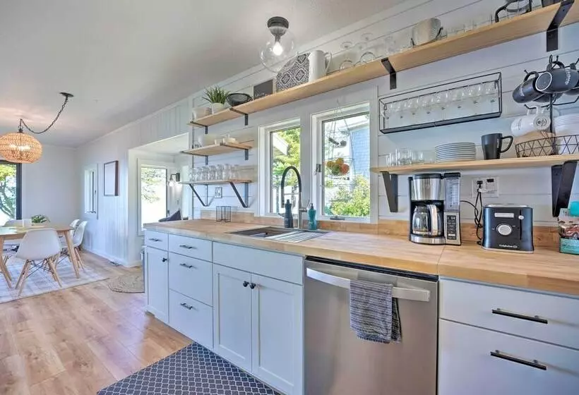 Modern Lake Michigan Home With 3 Lakefront Decks!