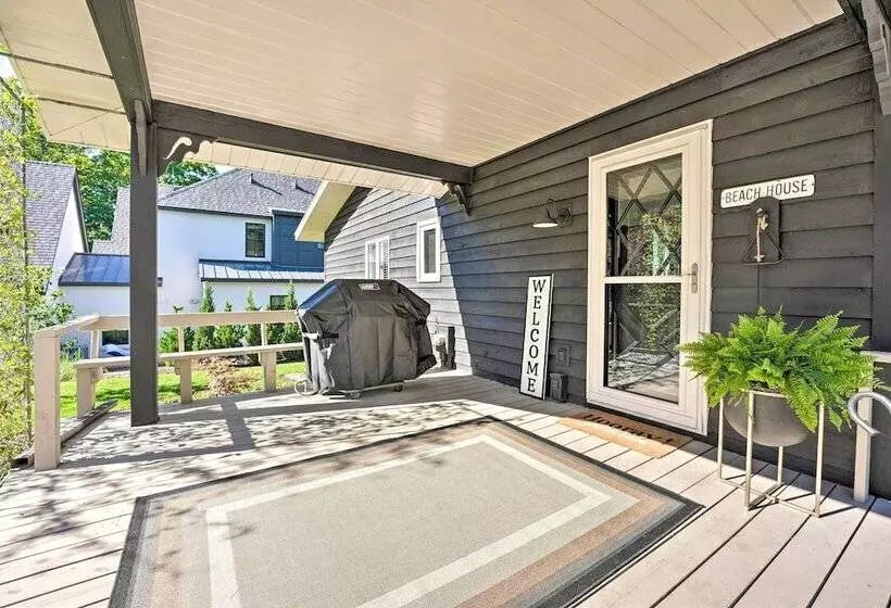 Modern Lake Michigan Home With 3 Lakefront Decks!