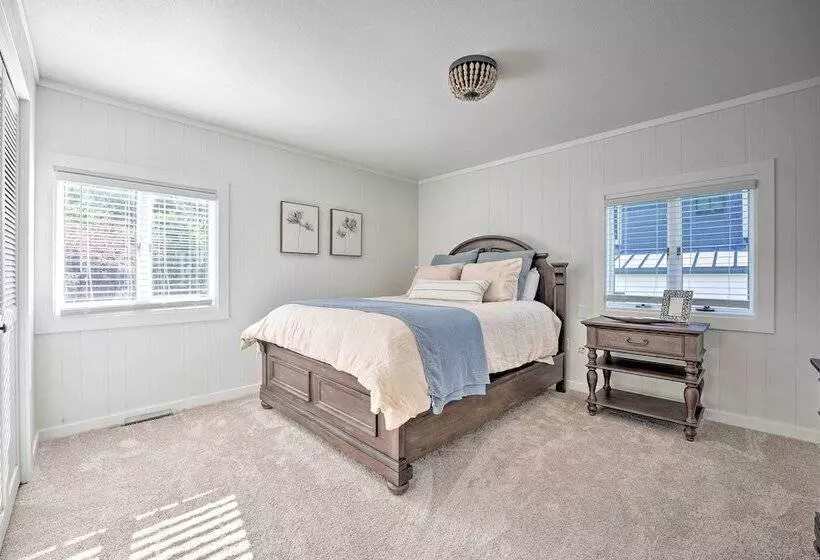 Modern Lake Michigan Home With 3 Lakefront Decks!