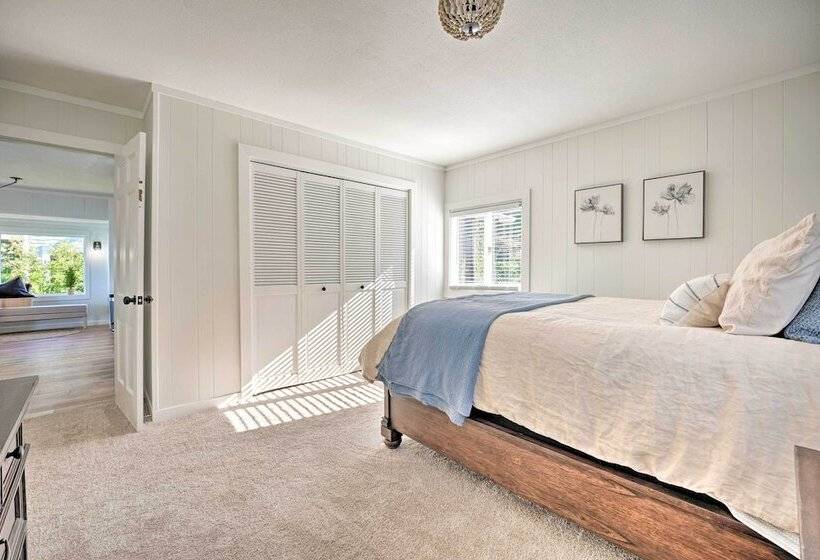 Modern Lake Michigan Home With 3 Lakefront Decks!