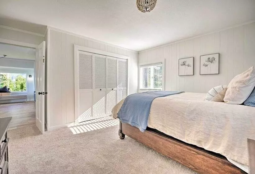 Modern Lake Michigan Home With 3 Lakefront Decks!