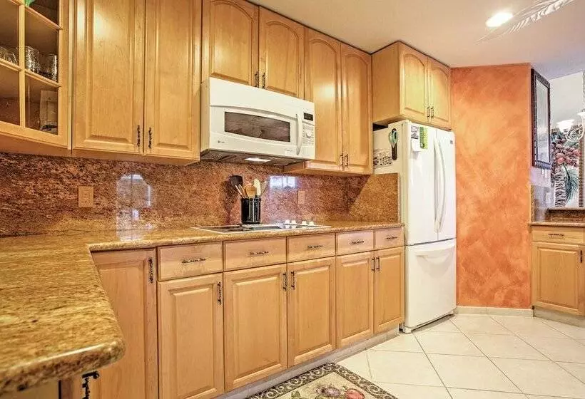 Naples Home W/ Pool, Extended Stays Welcome!