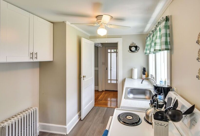 Newport House < 3 Mi To Beaches & Bowens Wharf!