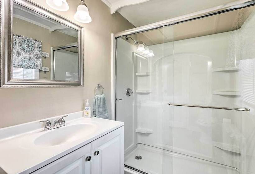 Newport House < 3 Mi To Beaches & Bowens Wharf!