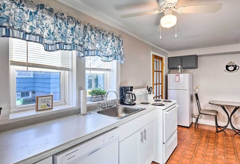 Newport House < 3 Mi To Beaches & Bowens Wharf!