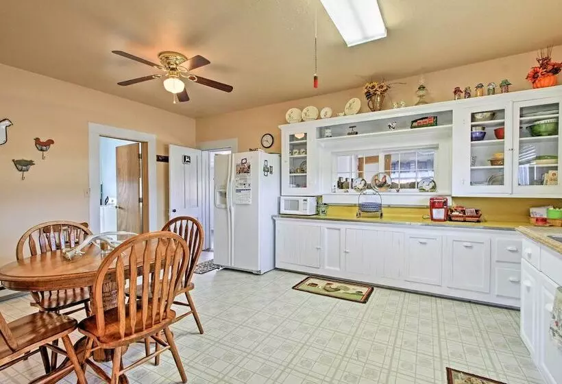 Peaceful Retreat On 1 Acre W/ Panoramic Mtn Views!