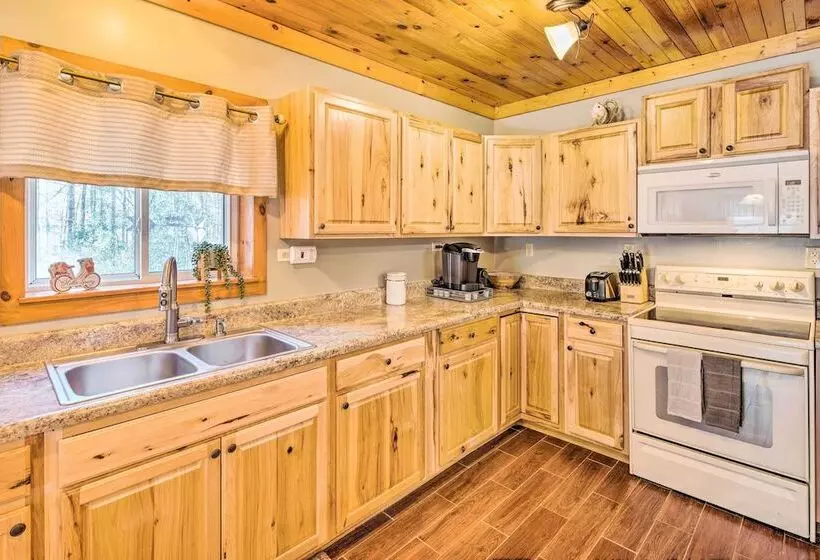 Penrose Home W/ Covered Deck + Fire Pit!