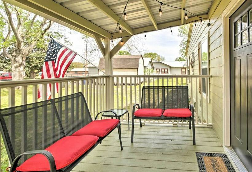 Relaxing Tomball Retreat: Walk To Main Street