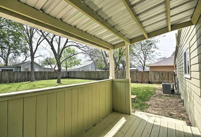 Relaxing Tomball Retreat: Walk To Main Street