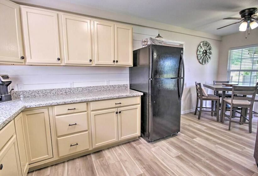 Relaxing Tomball Retreat: Walk To Main Street