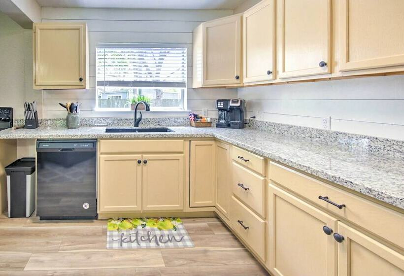 Relaxing Tomball Retreat: Walk To Main Street