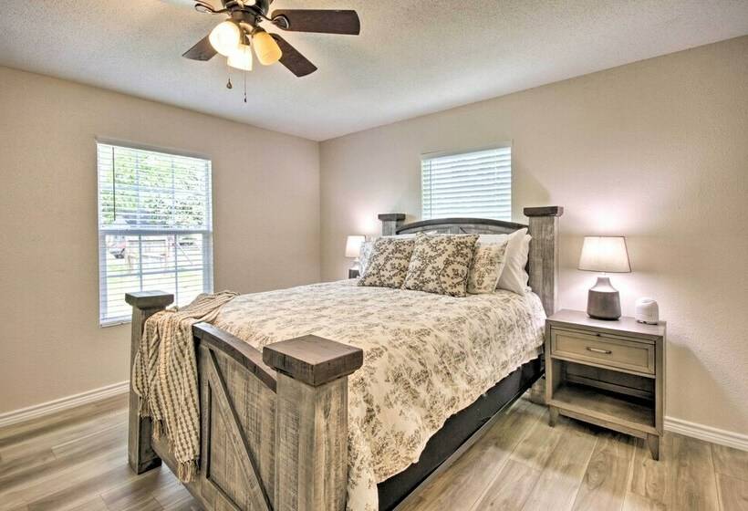 Relaxing Tomball Retreat: Walk To Main Street