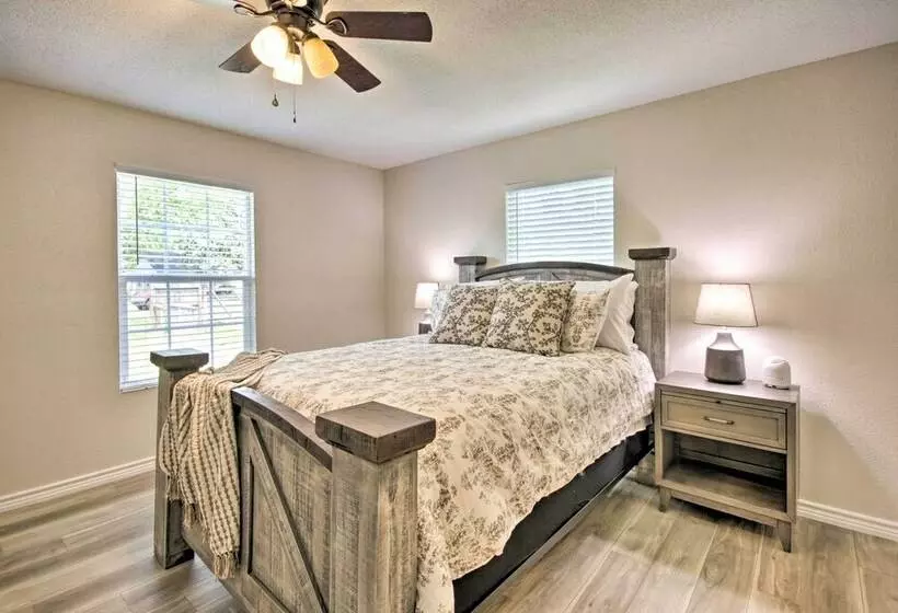 Relaxing Tomball Retreat: Walk To Main Street