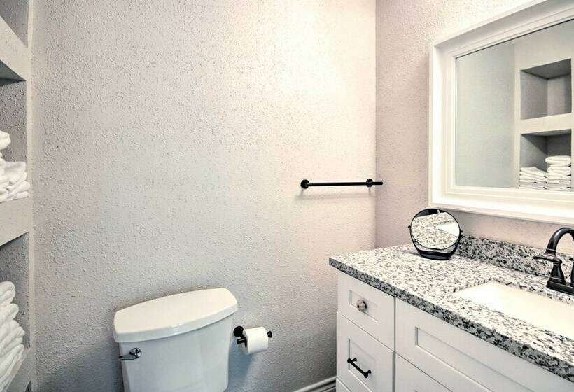 Relaxing Tomball Retreat: Walk To Main Street