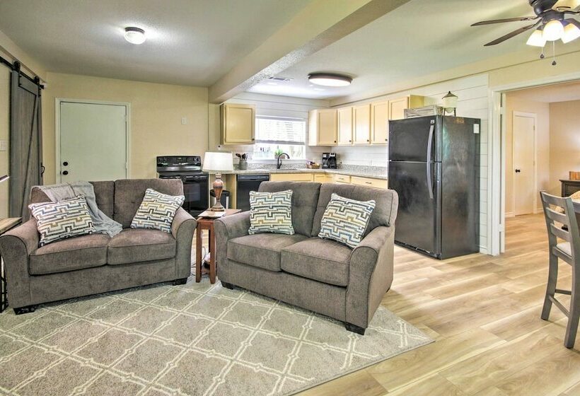 Relaxing Tomball Retreat: Walk To Main Street